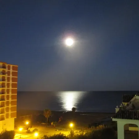 3 Bed Beachfront Penthouse With Great Views *